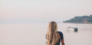 Jaka torebka do jeansowej sukienki? jaką torebkę wybrać do jeansowej sukienki