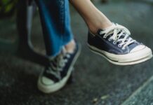 Jaka torebka do granatowych butów? jaka torebka do granatowych butów