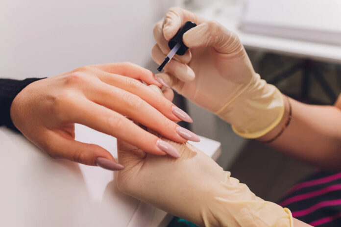 Czym jest baza hybrydowa i dlaczego jest niezbędna w manicure